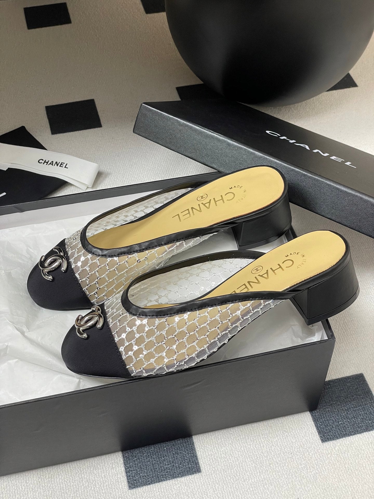 BUBBLE 30 MM IN BLACK FABRIC AND WHITE MESH