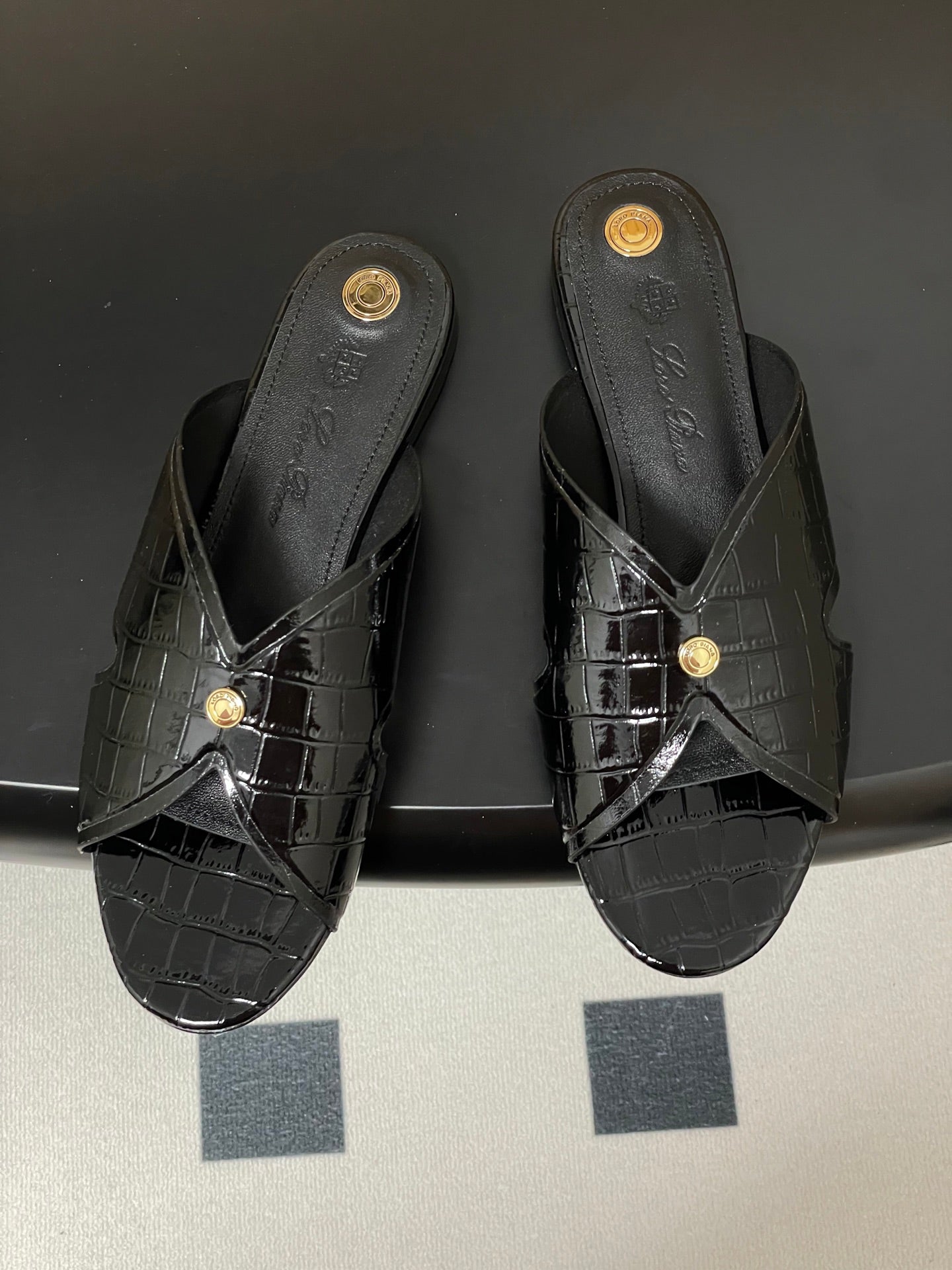 FLAT SLIPPERS IN BLACK CALFSKIN SNAKE EMBOSSING