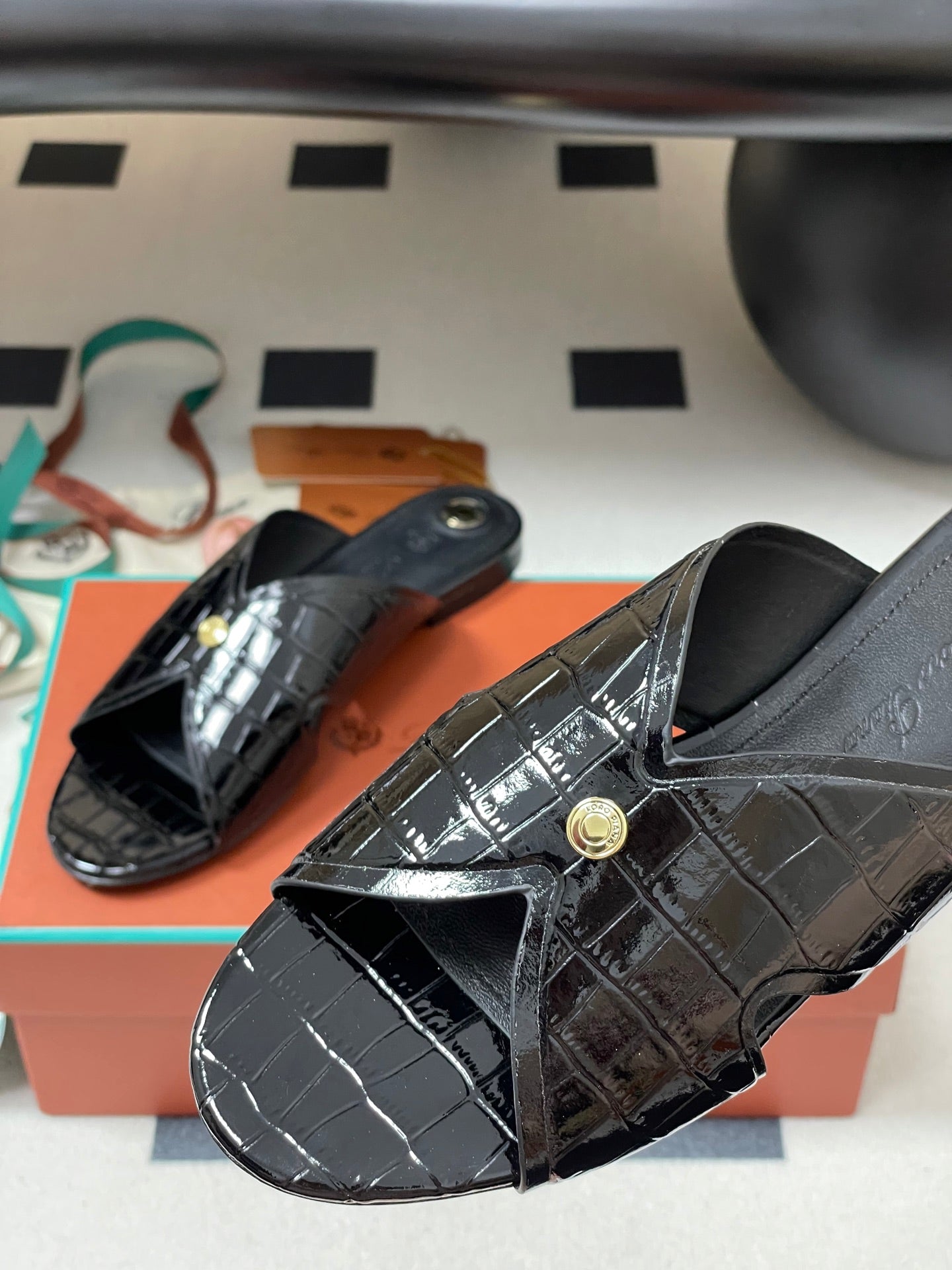 FLAT SLIPPERS IN BLACK CALFSKIN SNAKE EMBOSSING