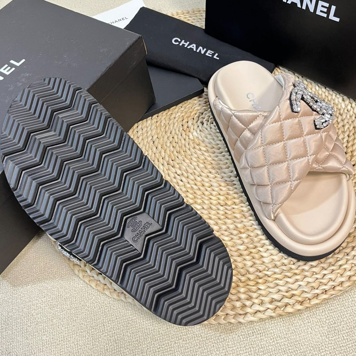 Women's slippers with two crossed straps sheepskins beige cream