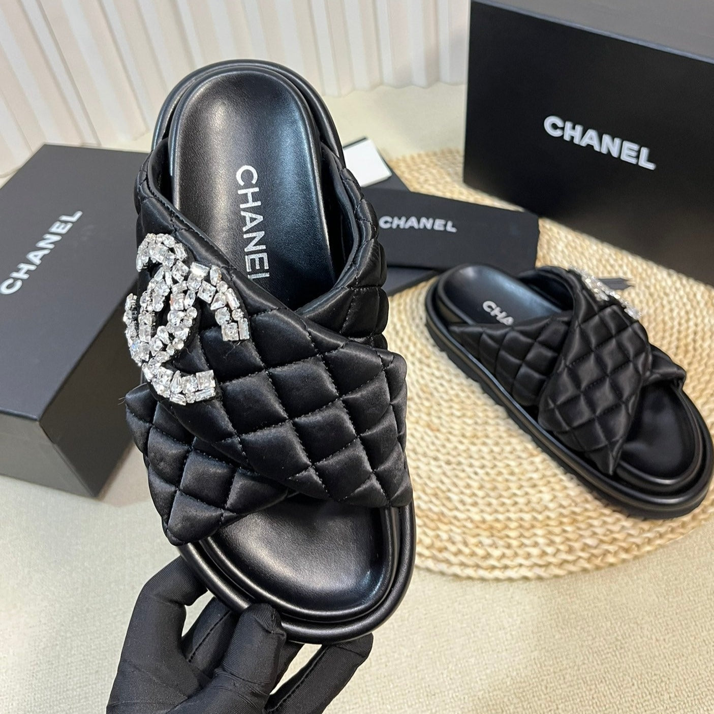 Women's slippers with two crossed straps sheepskins black