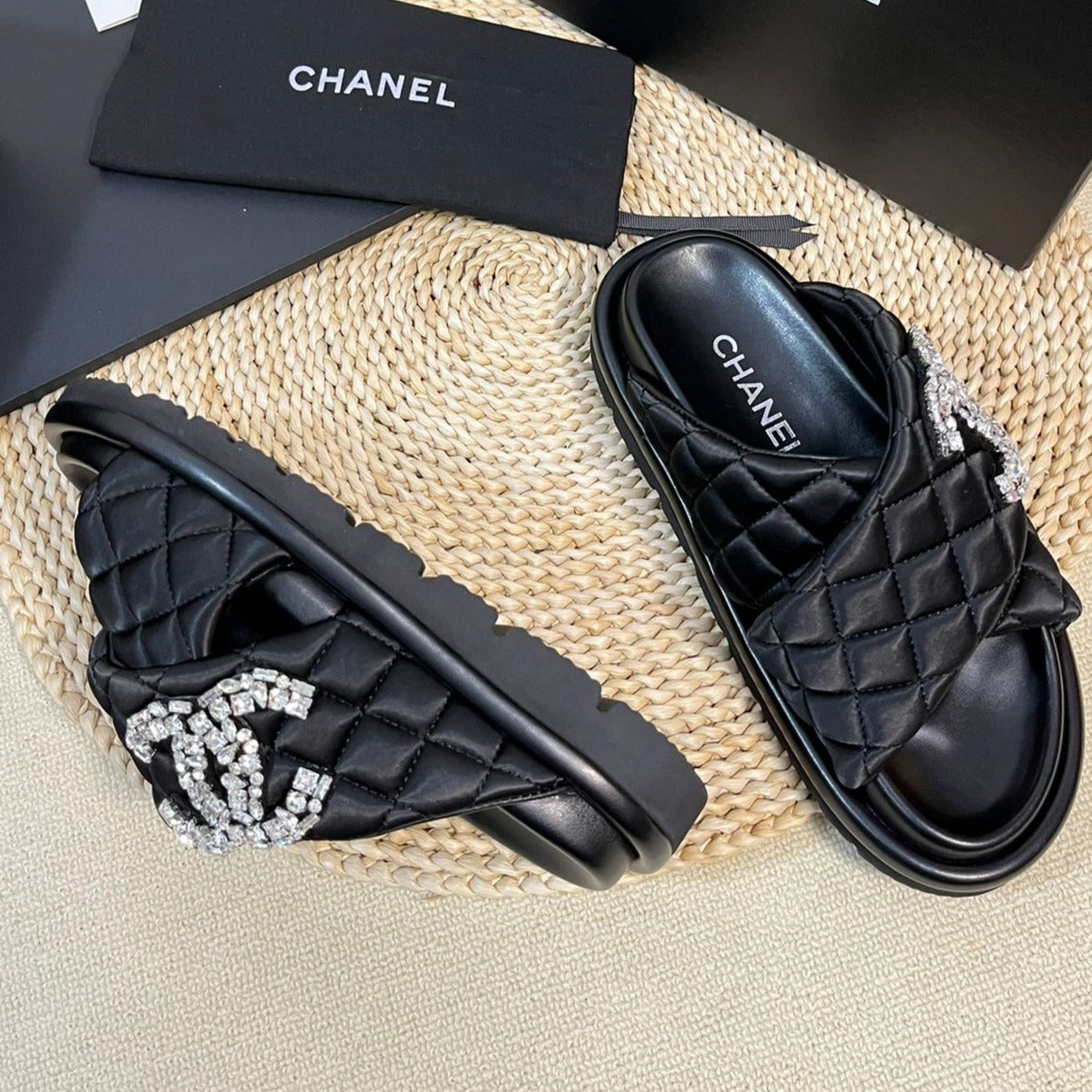 Women's slippers with two crossed straps sheepskins black