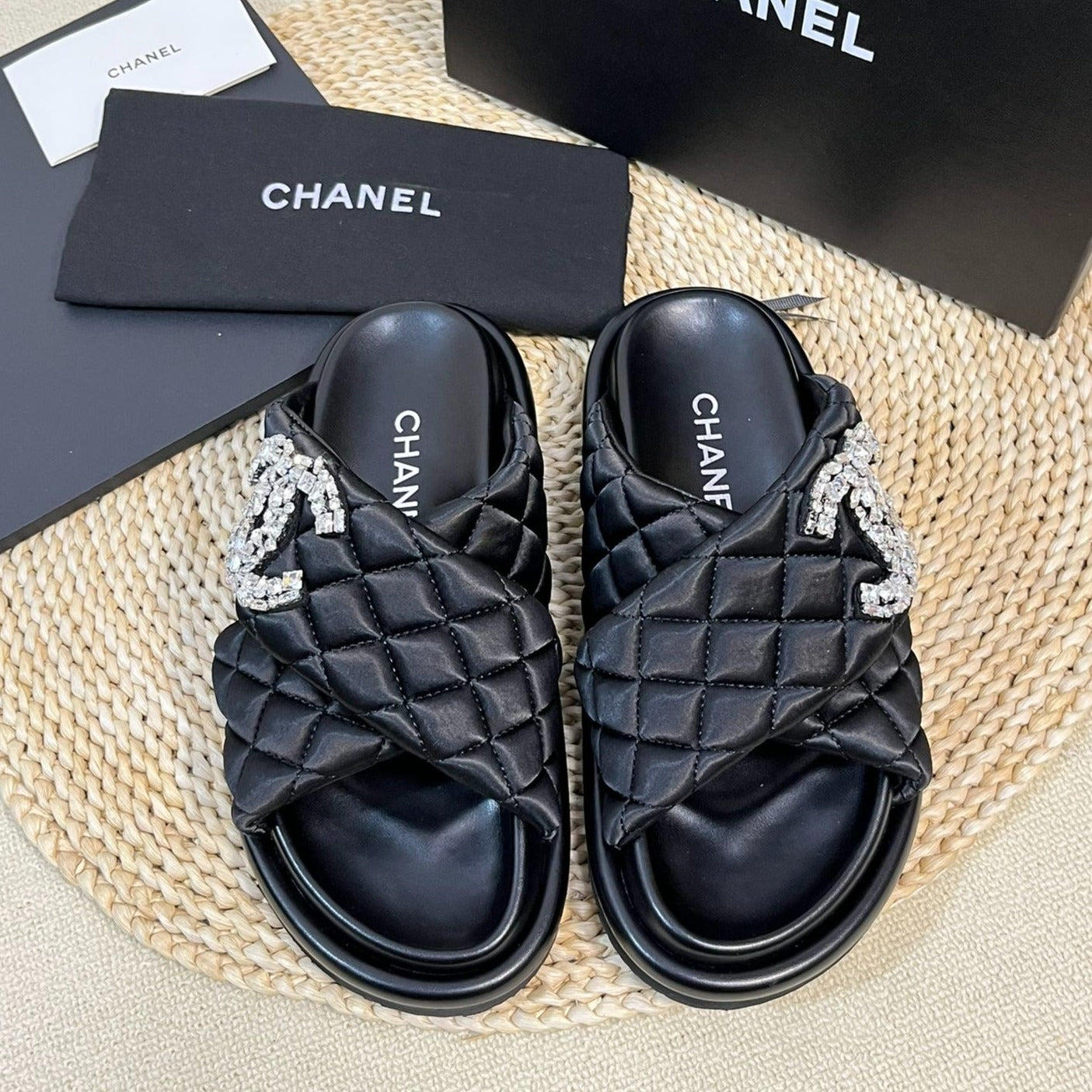 Women's slippers with two crossed straps sheepskins black