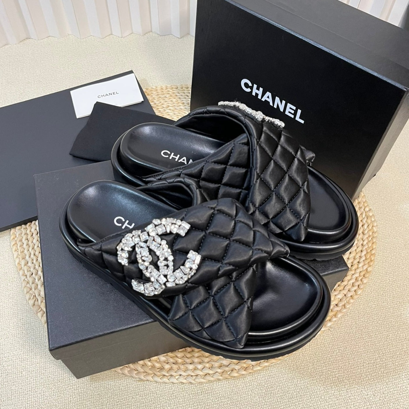 Women's slippers with two crossed straps sheepskins black