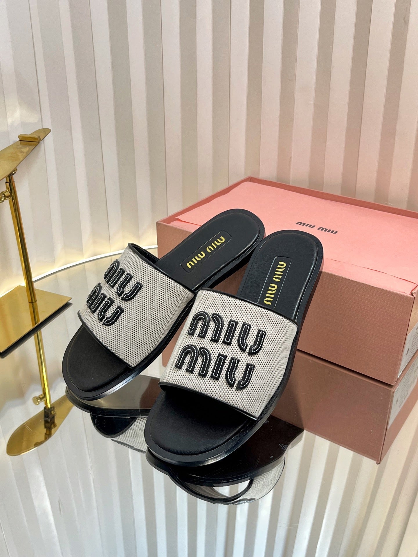 SLIDES SANDALS IN BLACK CALFSKIN AND WHITE STRAW WOVEN