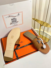 HM 26S ORAN SANDALS IN CARAMEL BROWN EPSOM CALFSKIN SILVER HARDWARE