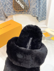 HALF MULE SLIPPERS IN BLACK FLEECE FEATURING METALLIC LOGO