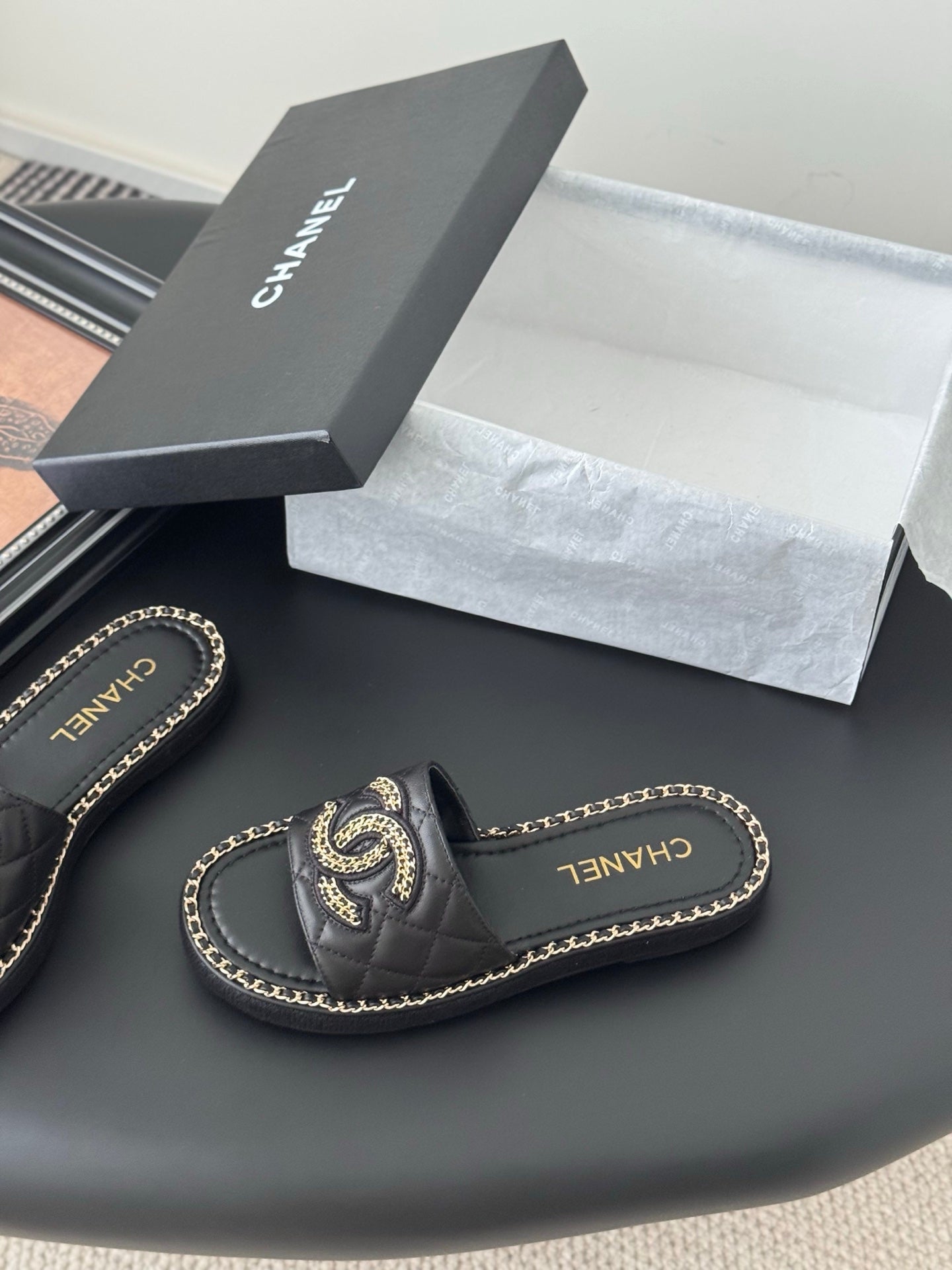 SLIPPER IN BLACK CALFSKIN MIX CHAIN BASE