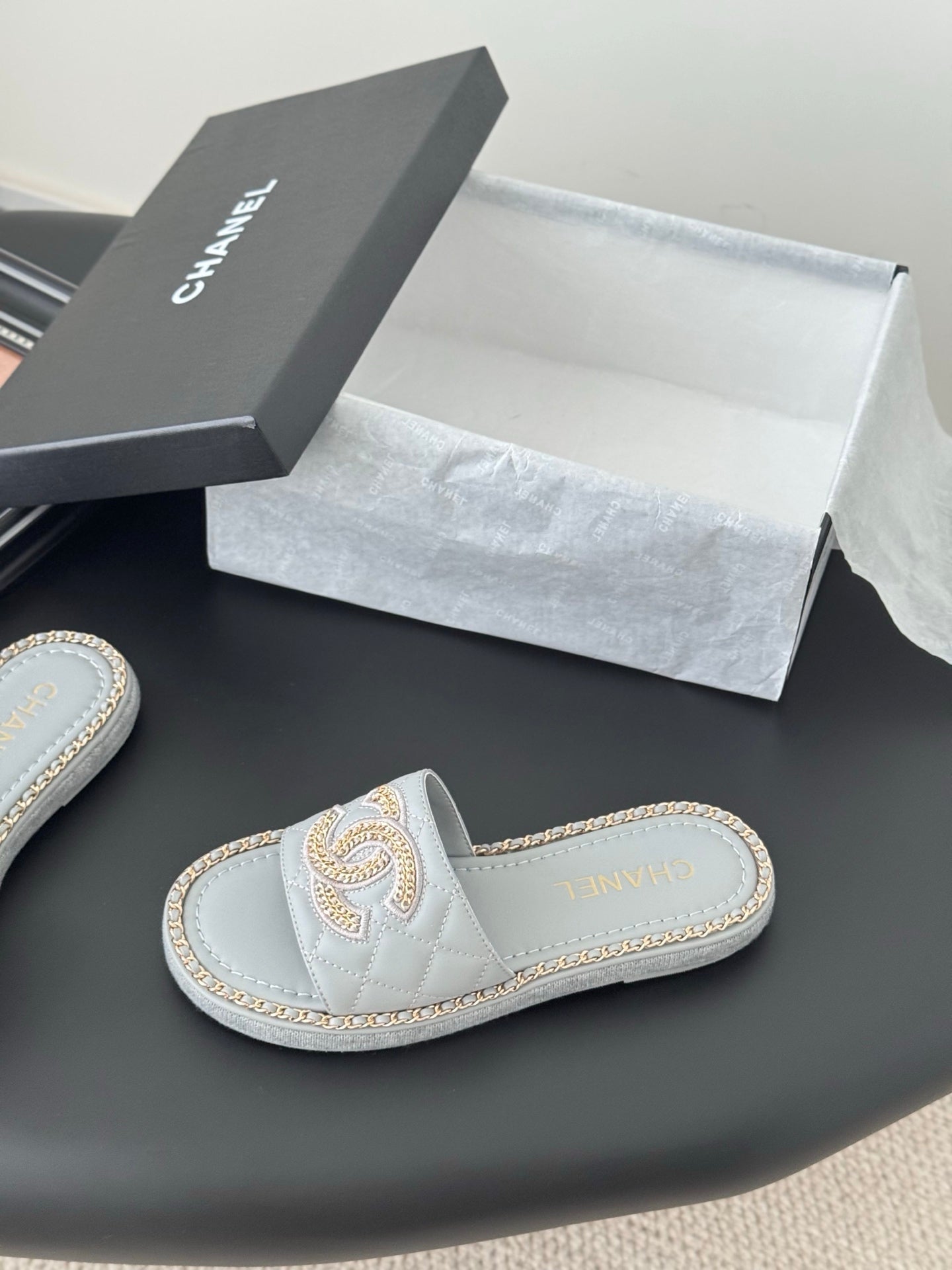 SLIPPER IN BEAU BLUE CALFSKIN MIX CHAIN BASE