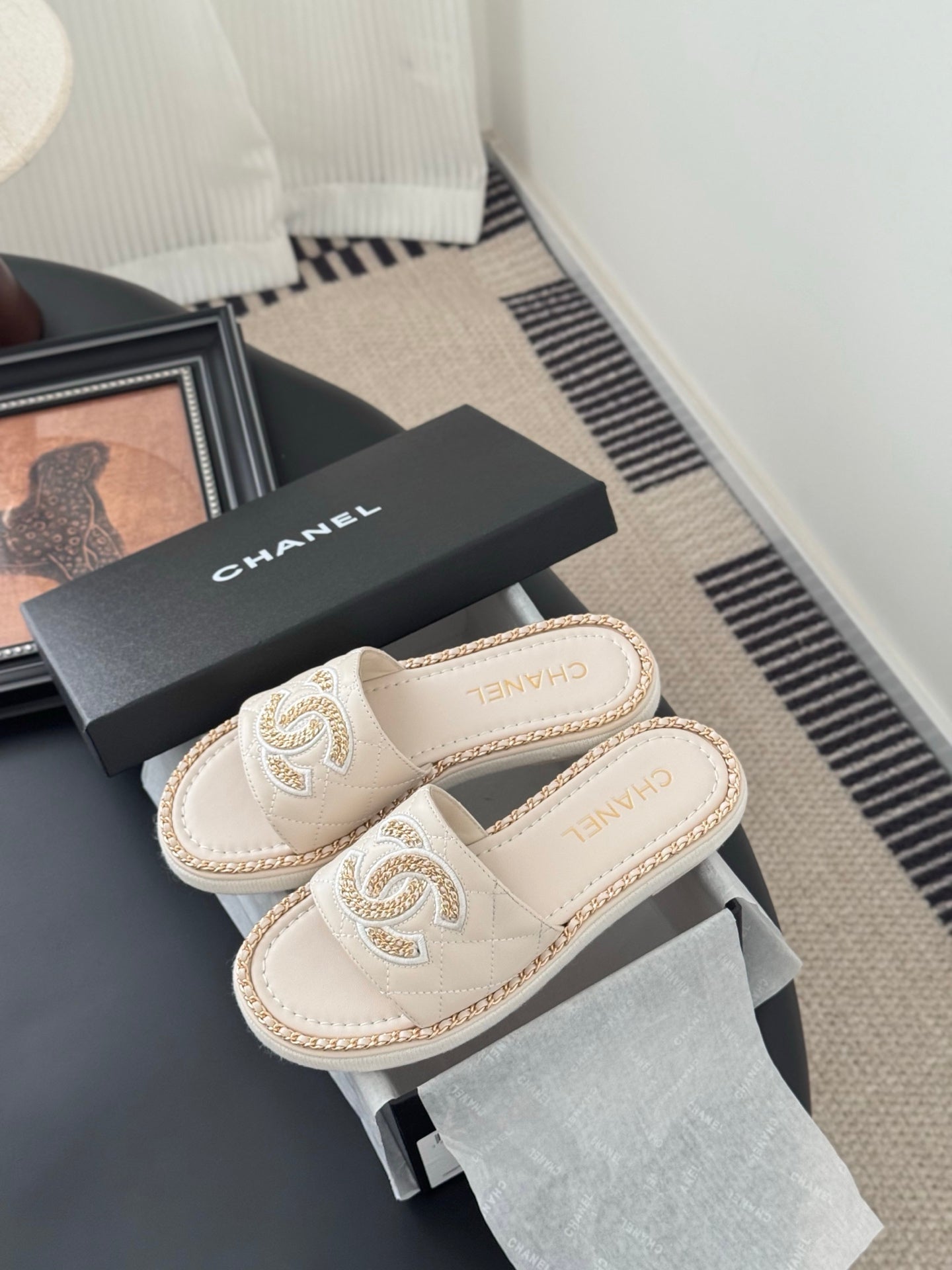 SLIPPER IN LIGHT BEIGE CALFSKIN MIX CHAIN BASE