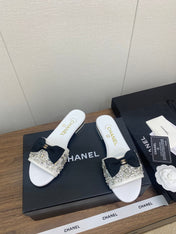 BOW SLIPPERS IN WHITE LAMBSKIN WITH RHINESTONES