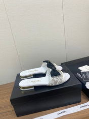 BOW SLIPPERS IN WHITE LAMBSKIN WITH RHINESTONES