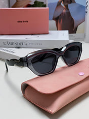 LOGO CAT EYE SUNGLASSES 513006 IN BLACK AND GREY CLEAR ACETATE WAVY FRAME