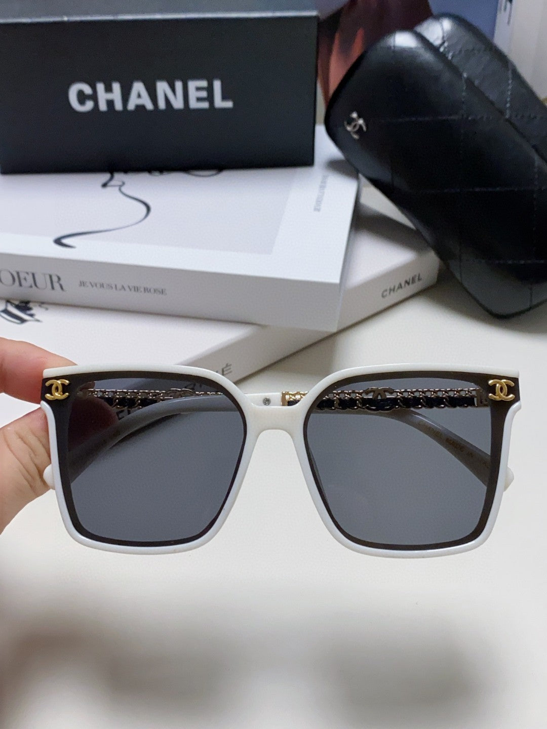 SQUARE SUNGLASSES 632885 IN WHITE ACETATE