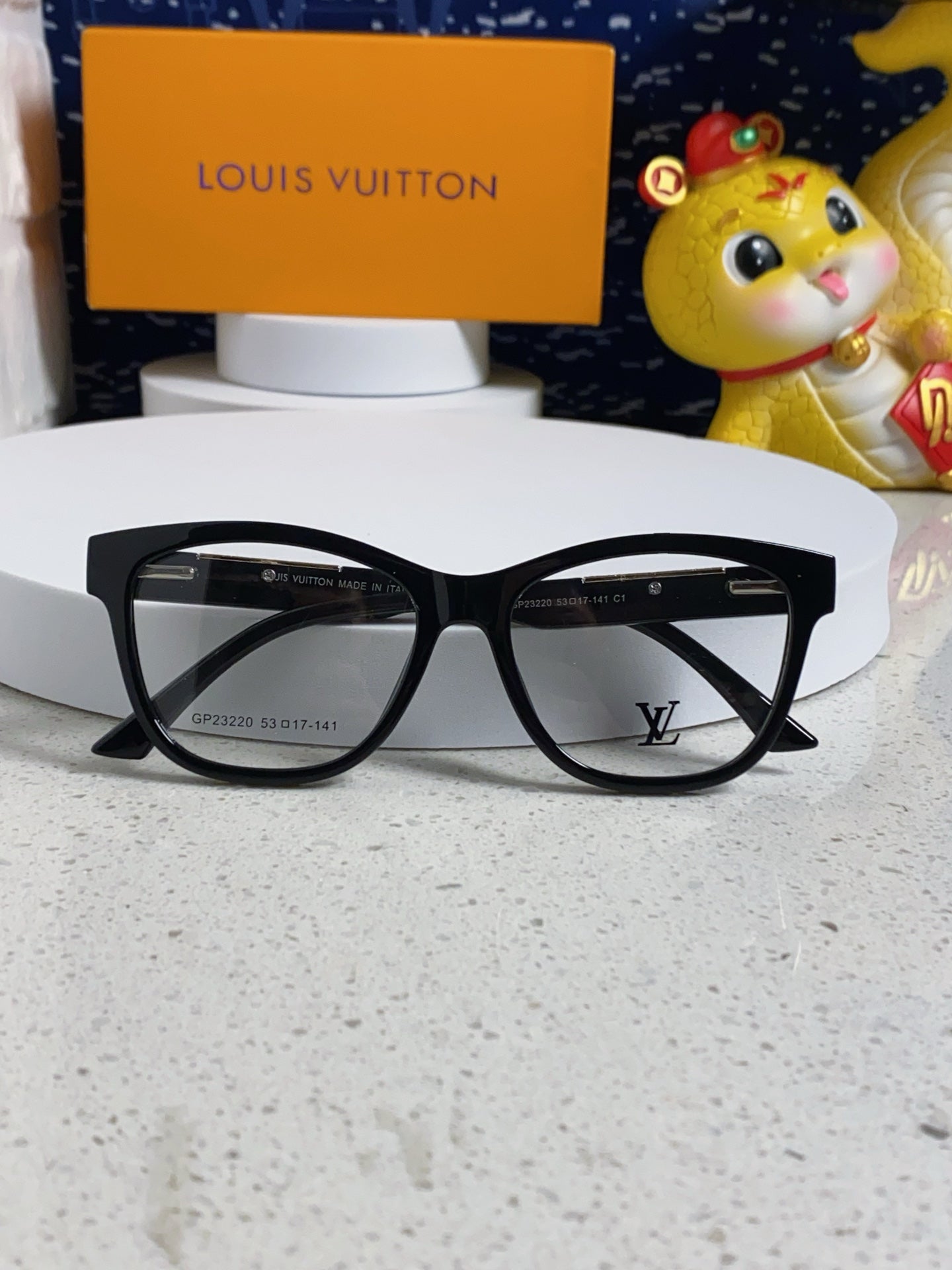 CAT EYE SUNGLASSES 570280 IN BLACK ACETATE EMBOSSED LOGO