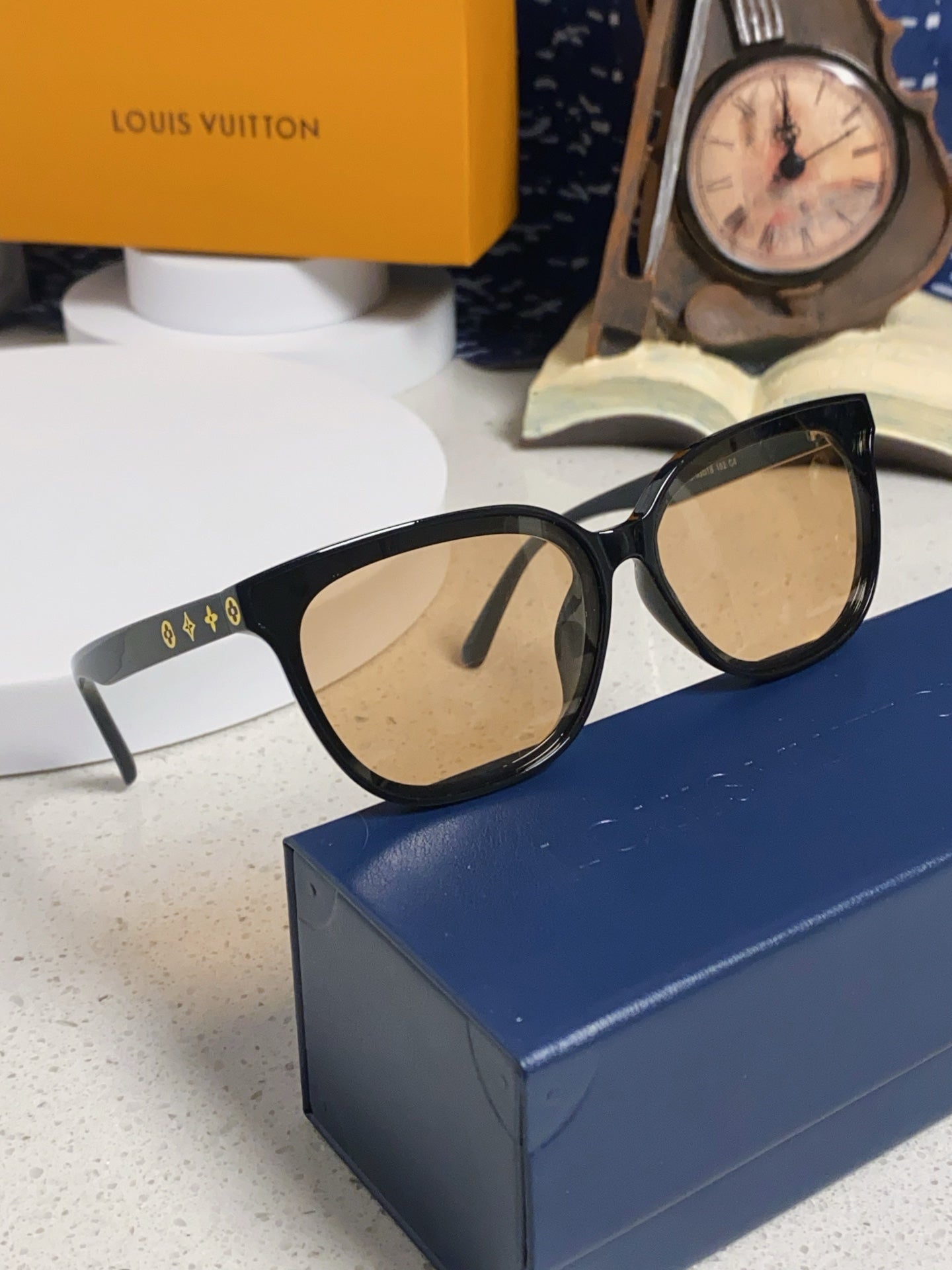 CAT EYE SUNGLASSES 571646 IN BLACK ACETATE LIGHT BROWN LENS