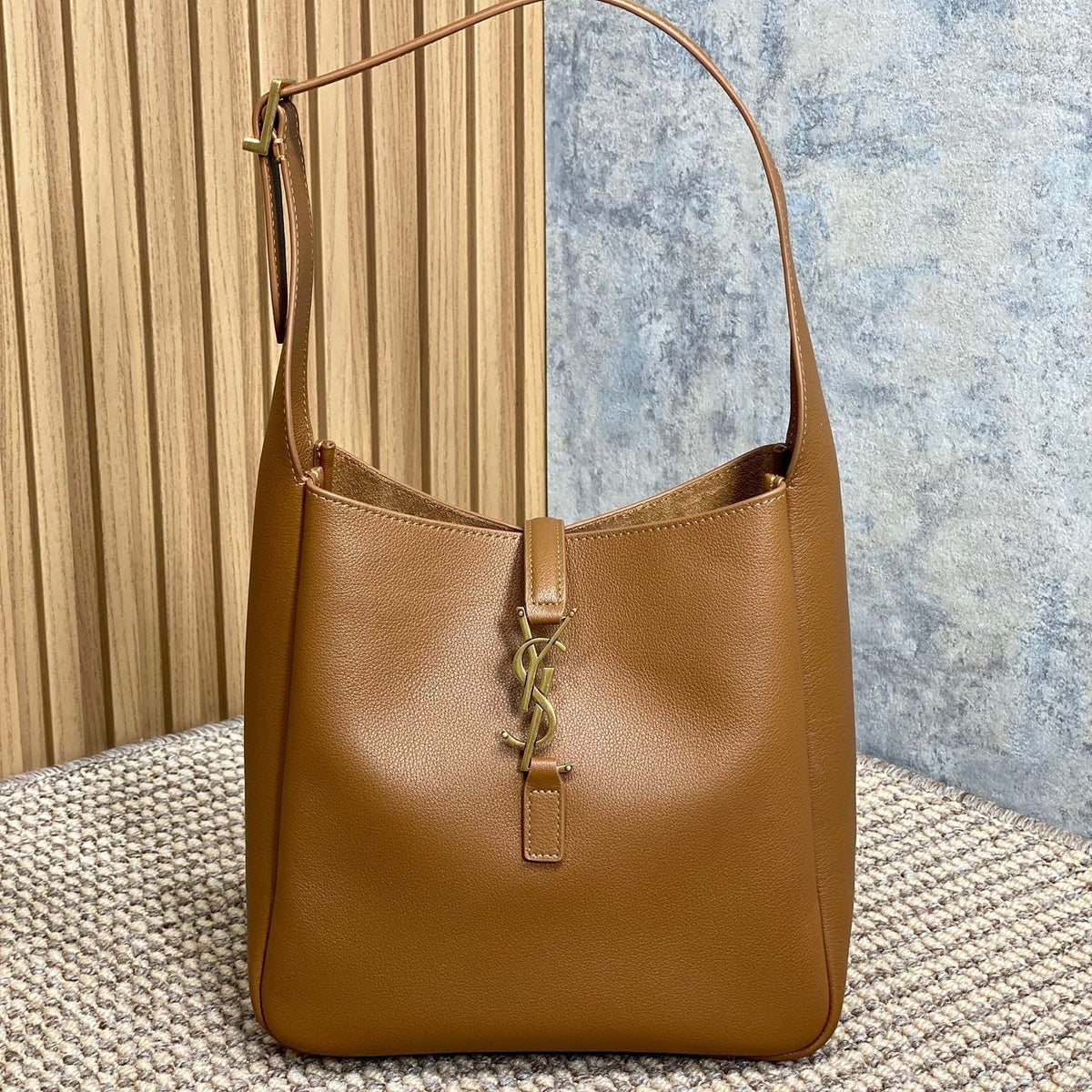 LE 5 À 7 SMALL SUPPLE 22 IN TORTILLA BROWN CALFSKIN GOLD BUCKLE