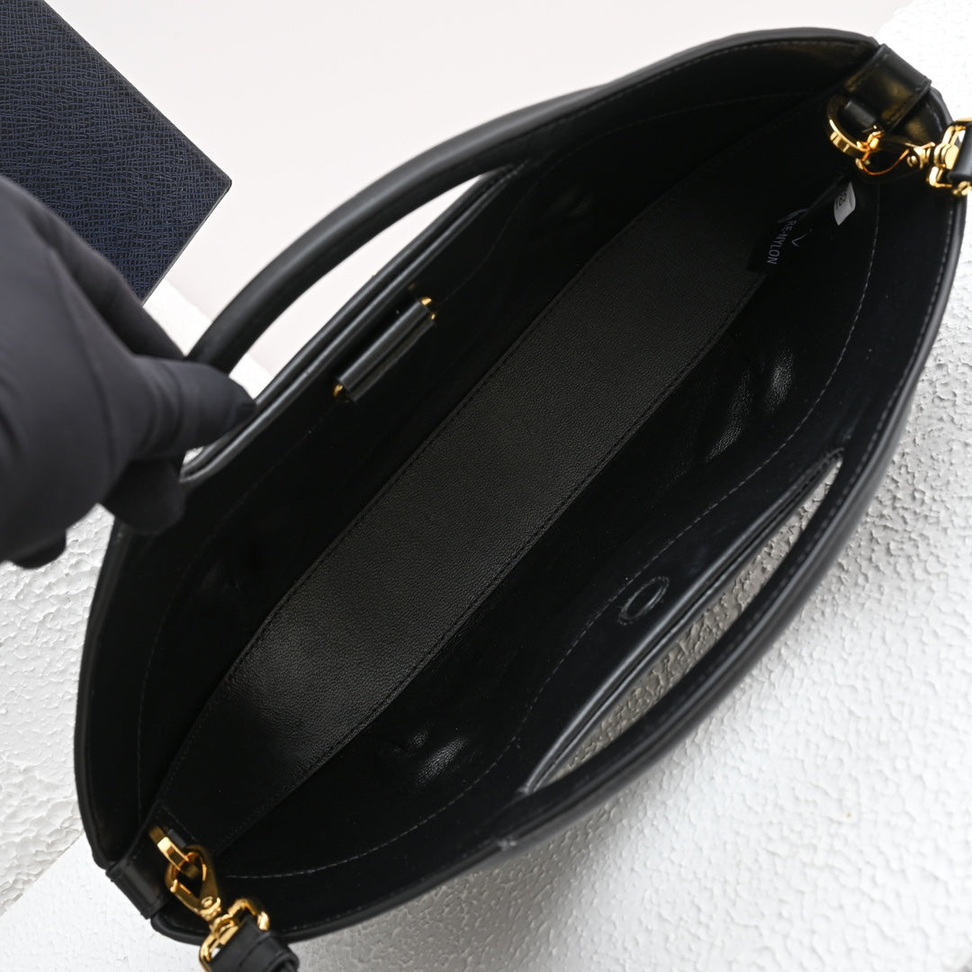DUMPLING BAG 30 IN BLACK CALFSKIN