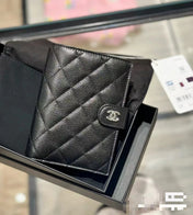 CC BIFOLD WALLET CAVIAR 14 BLACK GRAINED CALFSKIN