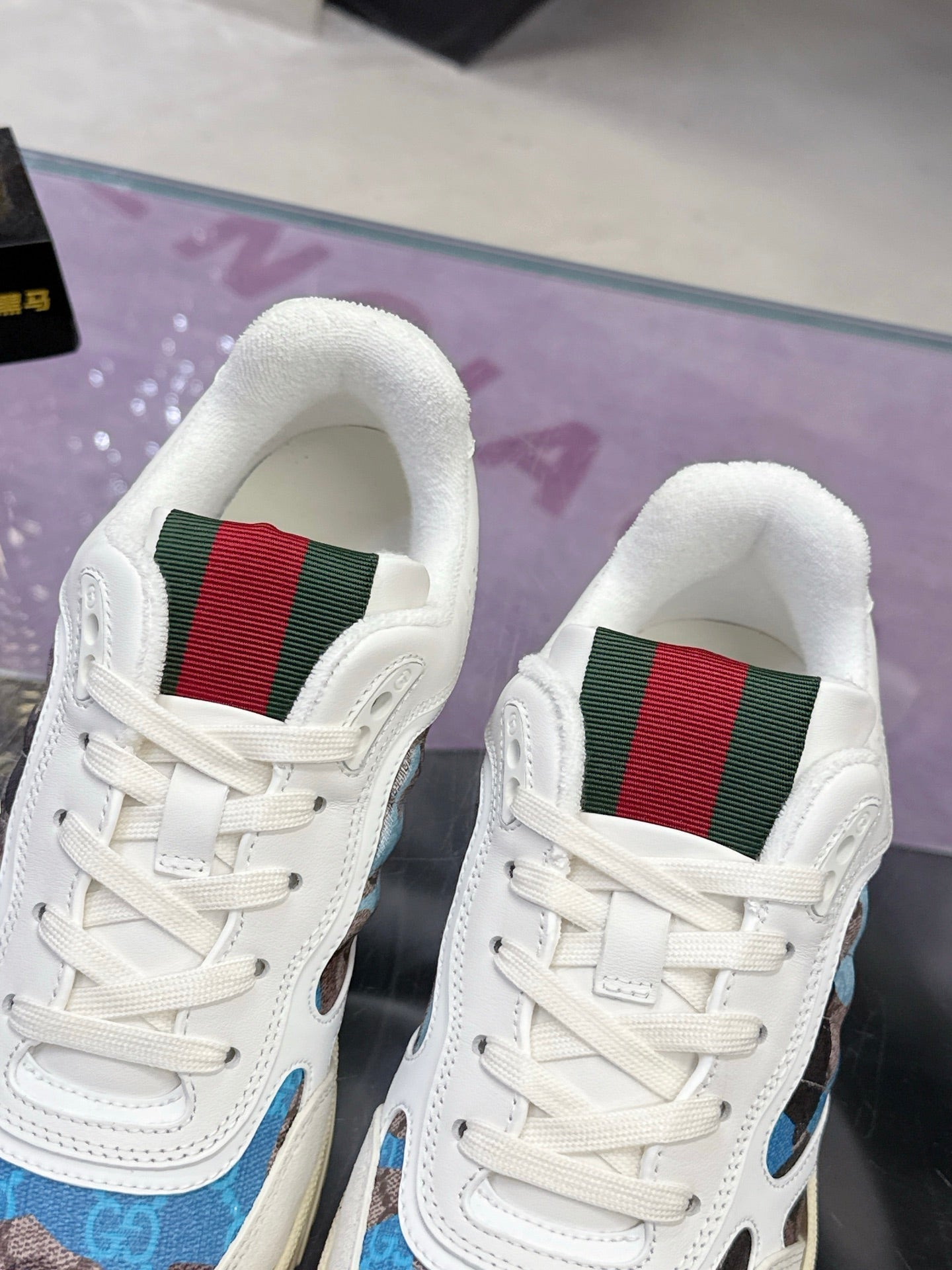 GUCCI 26S SNEAKER IN WHITE AND BLUE CALFSKIN