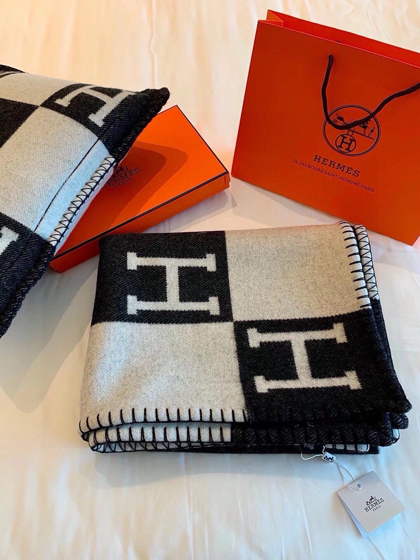 TIGRE BAYADERE BLANAVALON III THROW BLANKET IN BLACK CASHMERE 407142