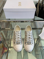 WALK'N PLATFORM SNEAKER IN DOLPHIN GRAY EMBROIDERY ICONIC PATTERNS FABRIC