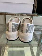 WALK'N PLATFORM SNEAKER IN DOLPHIN GRAY EMBROIDERY ICONIC PATTERNS FABRIC