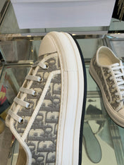 WALK'N PLATFORM SNEAKER IN DOLPHIN GRAY EMBROIDERY ICONIC PATTERNS FABRIC