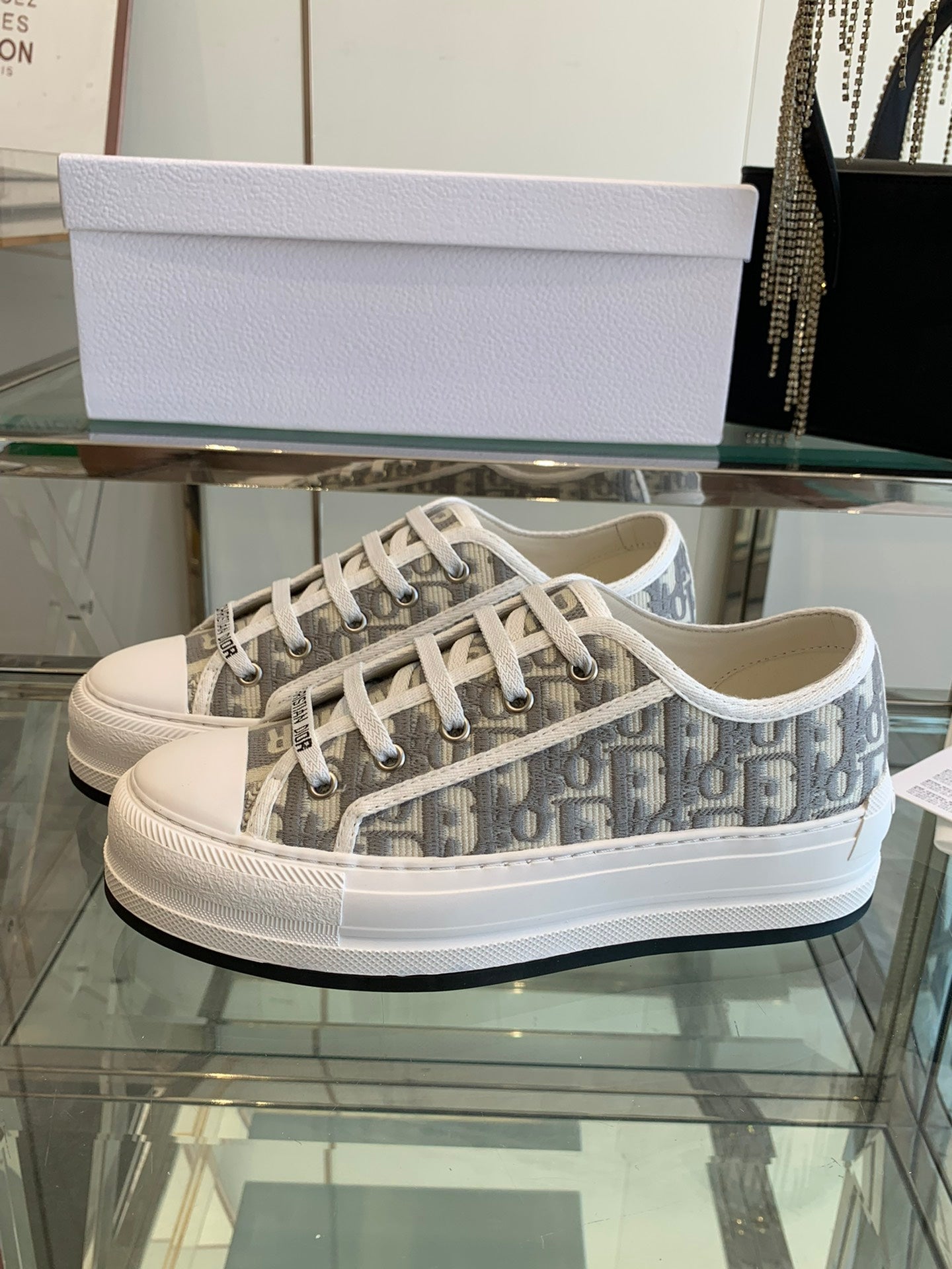 WALK'N PLATFORM SNEAKER IN DOLPHIN GRAY EMBROIDERY ICONIC PATTERNS FABRIC