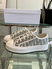 WALK'N PLATFORM SNEAKER IN DOLPHIN GRAY EMBROIDERY ICONIC PATTERNS FABRIC