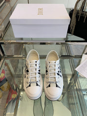 WALK'N PLATFORM SNEAKER IN WHITE AND BLACK EMBROIDERED COTTON