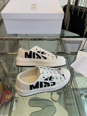 WALK'N PLATFORM SNEAKER IN WHITE AND BLACK EMBROIDERED COTTON