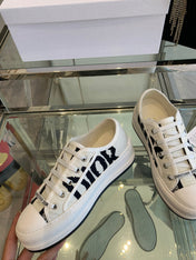 WALK'N PLATFORM SNEAKER IN WHITE AND BLACK EMBROIDERED COTTON