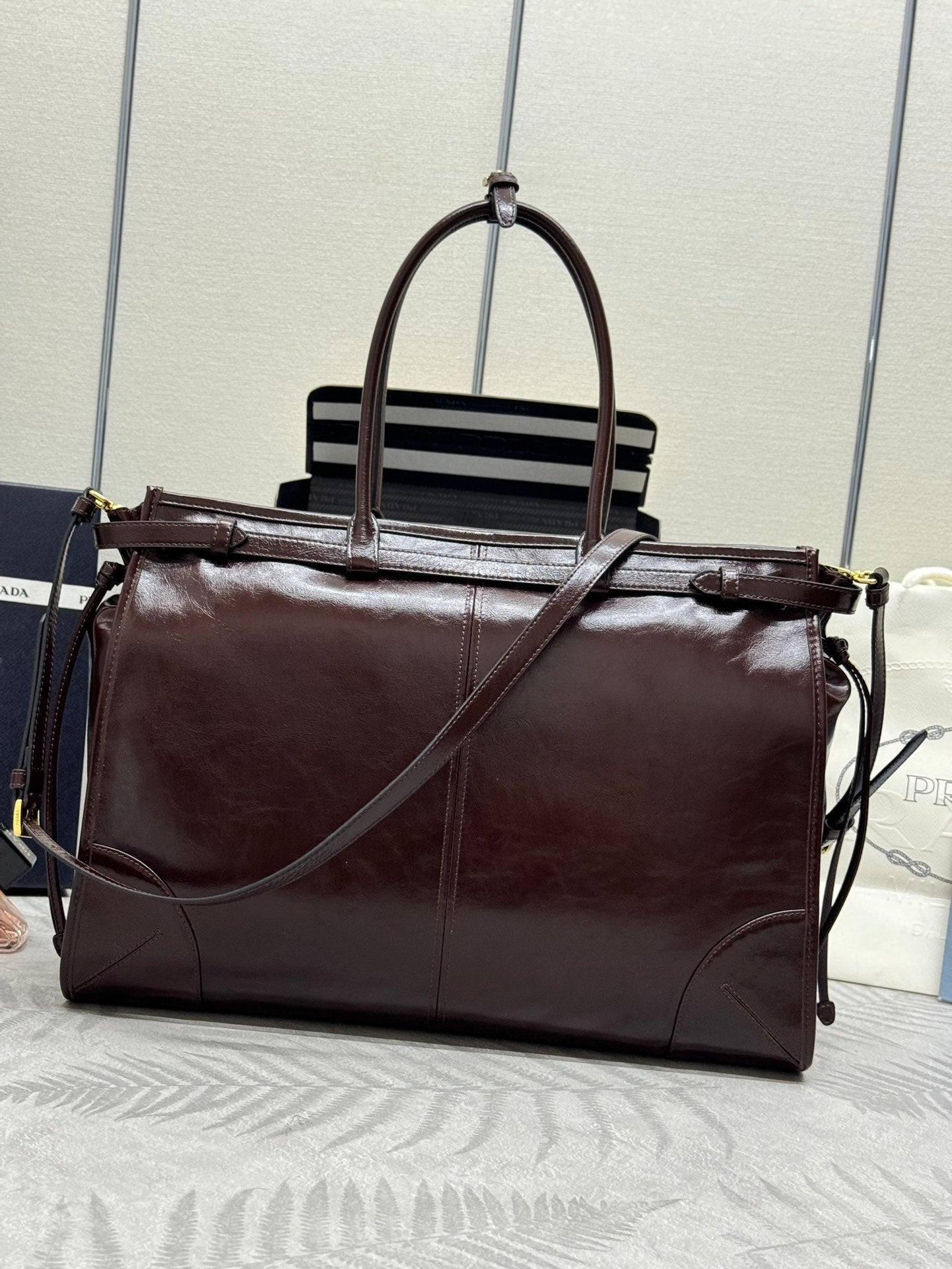 PRADA 25S BONNIE EXTRA-LARGE 42 IN DARK BROWN GLOSSY CALFSKIN GOLD HARDWARE