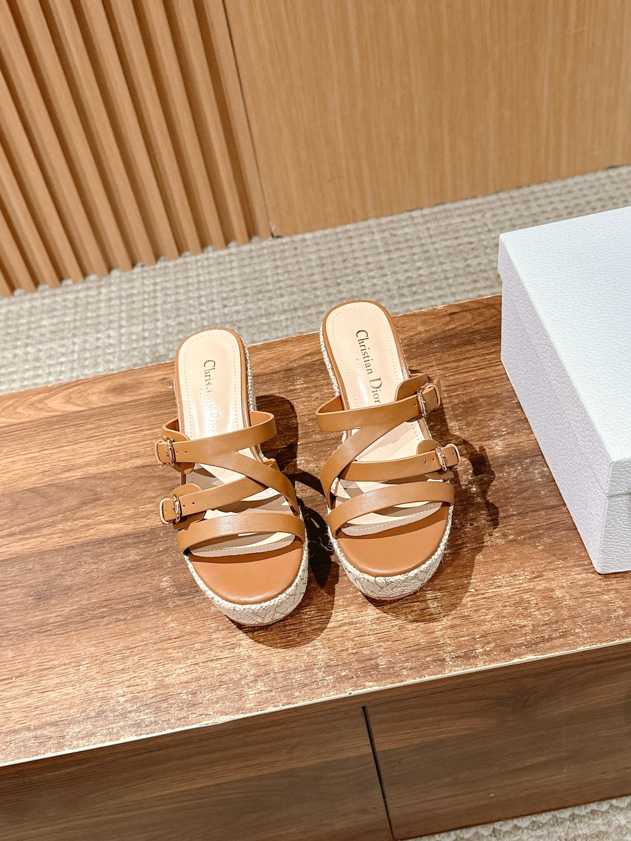 ATTITUDE WEDGE SLIDE 90MM IN BROWN ADJUSTABLE STRAPS CALFSKIN CANVAS SOLE