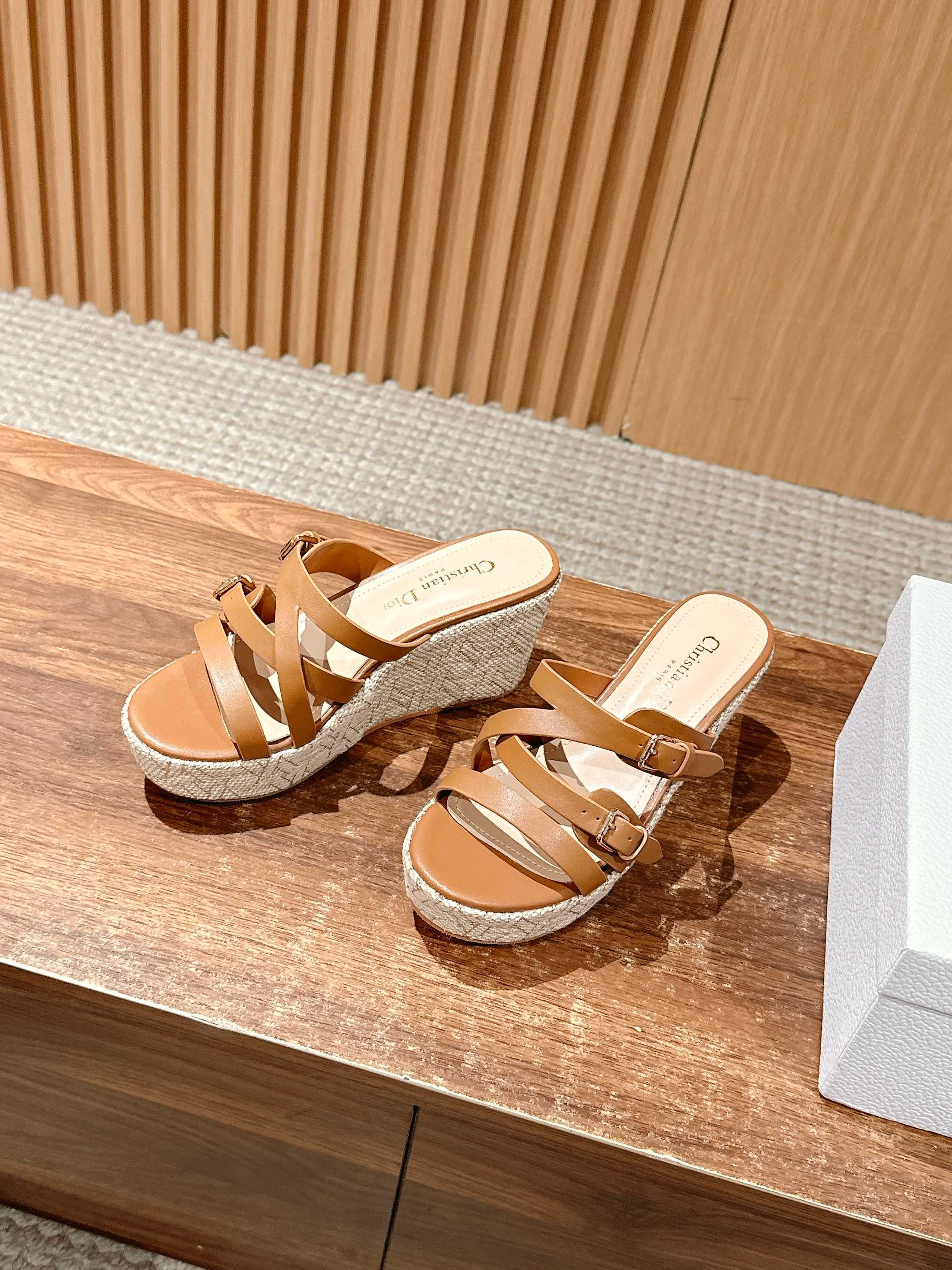 ATTITUDE WEDGE SLIDE 90MM IN BROWN ADJUSTABLE STRAPS CALFSKIN CANVAS SOLE