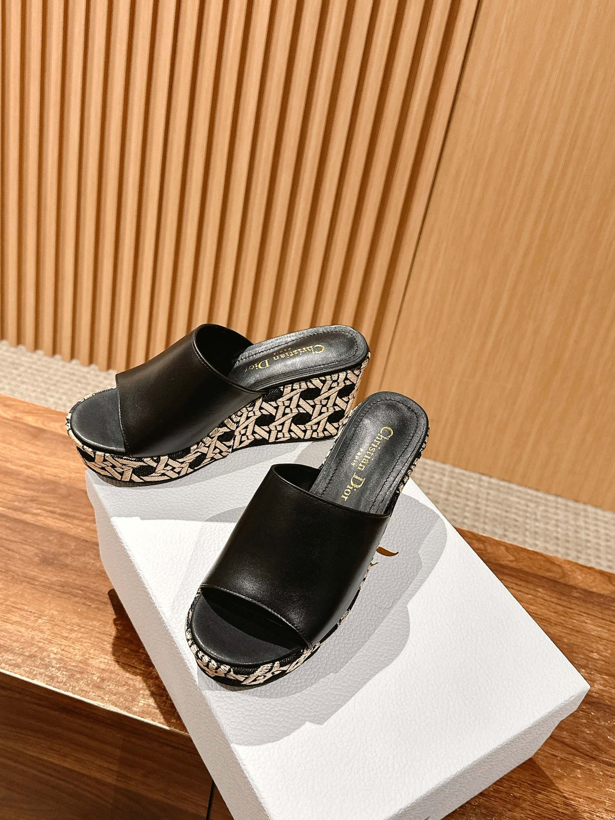 ATTITUDE WEDGE SLIDE 90MM IN BLACK CALFSKIN CANVAS SOLE