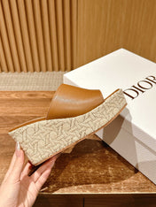 ATTITUDE WEDGE SLIDE 90MM IN BROWN CALFSKIN NATURAL BEIGE RAFFIA SOLE