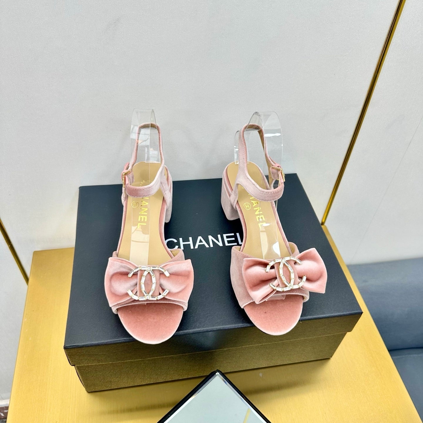 BOWKNOT RHINESTONES MID HEEL SANDAL IN LIGHT PINK VELVET