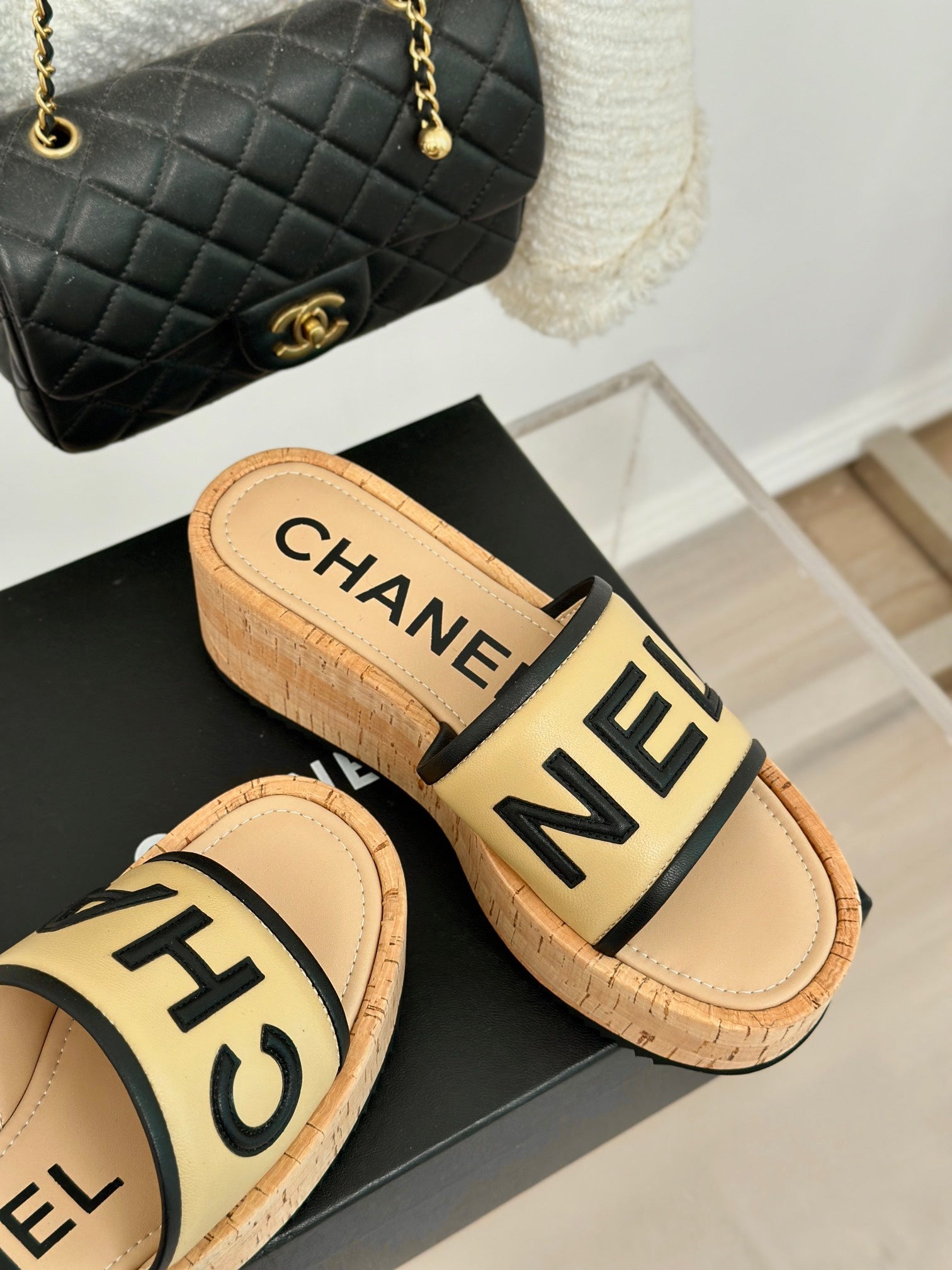 THICK SOLE LETTER SLIPPERS IN DARK CREAM SHEEPSKIN