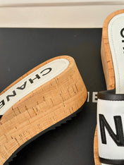 THICK SOLE LETTER SLIPPERS IN WHITE SHEEPSKIN