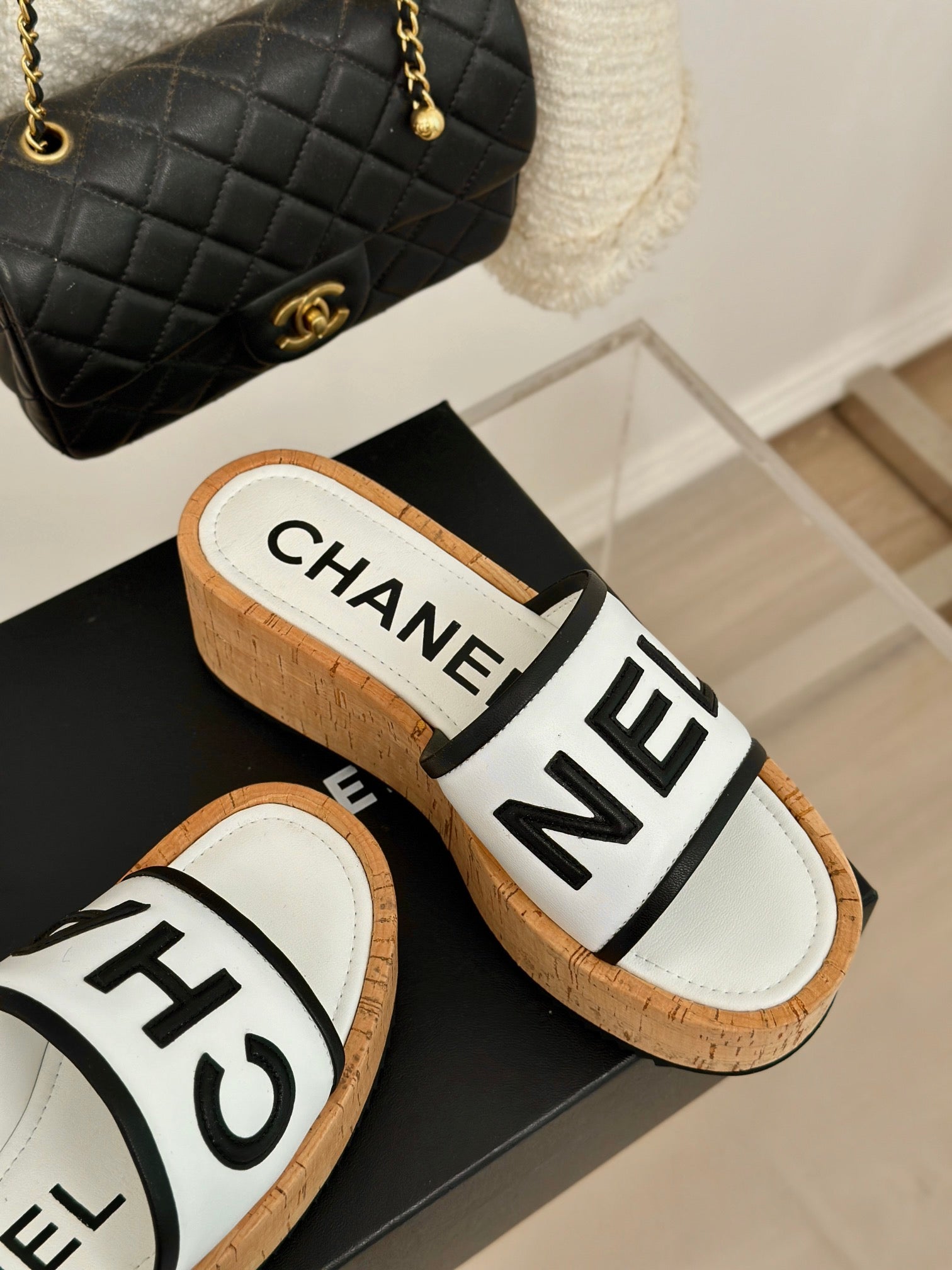 THICK SOLE LETTER SLIPPERS IN WHITE SHEEPSKIN