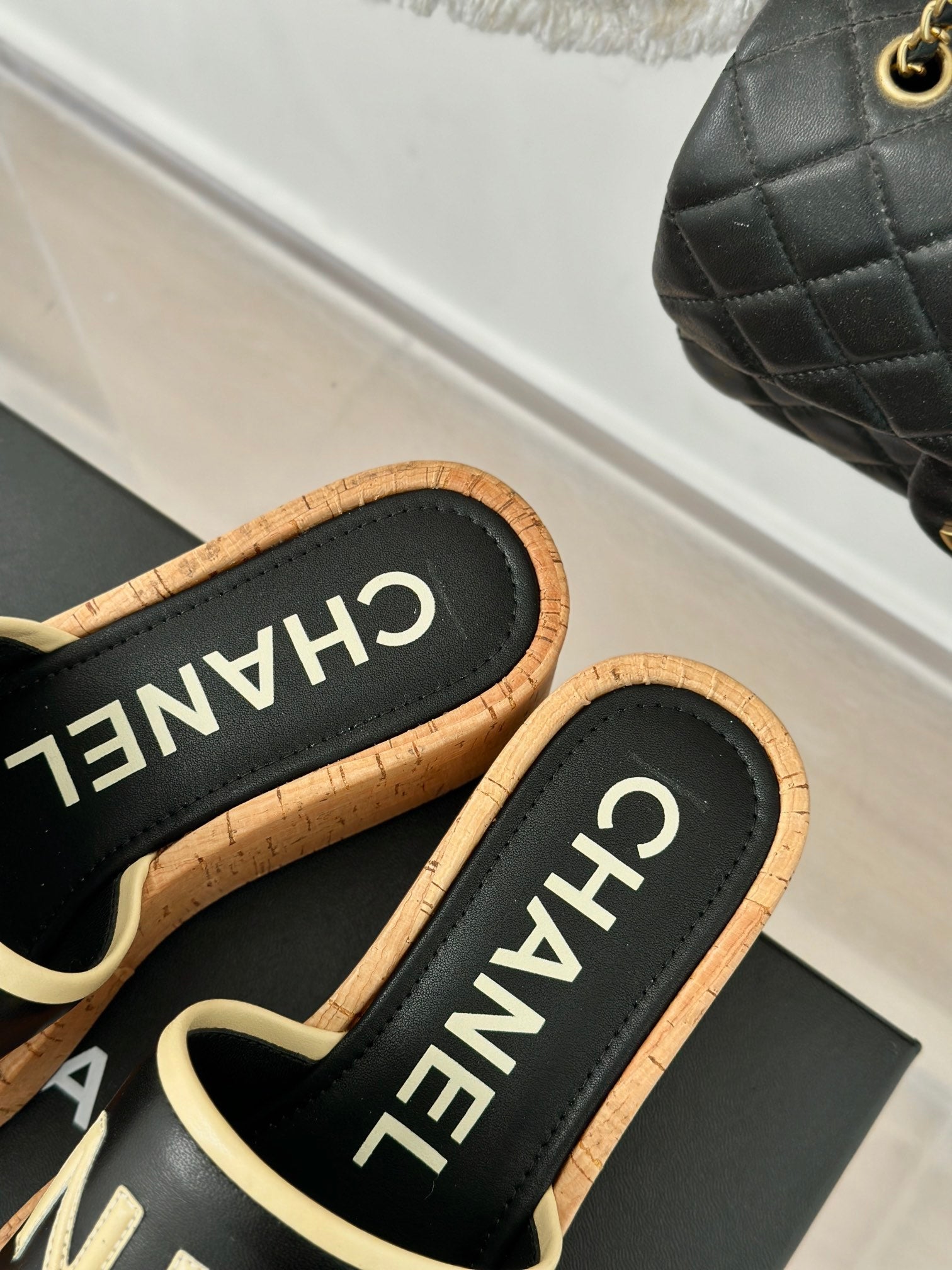 THICK SOLE LETTER SLIPPERS IN BLACK SHEEPSKIN