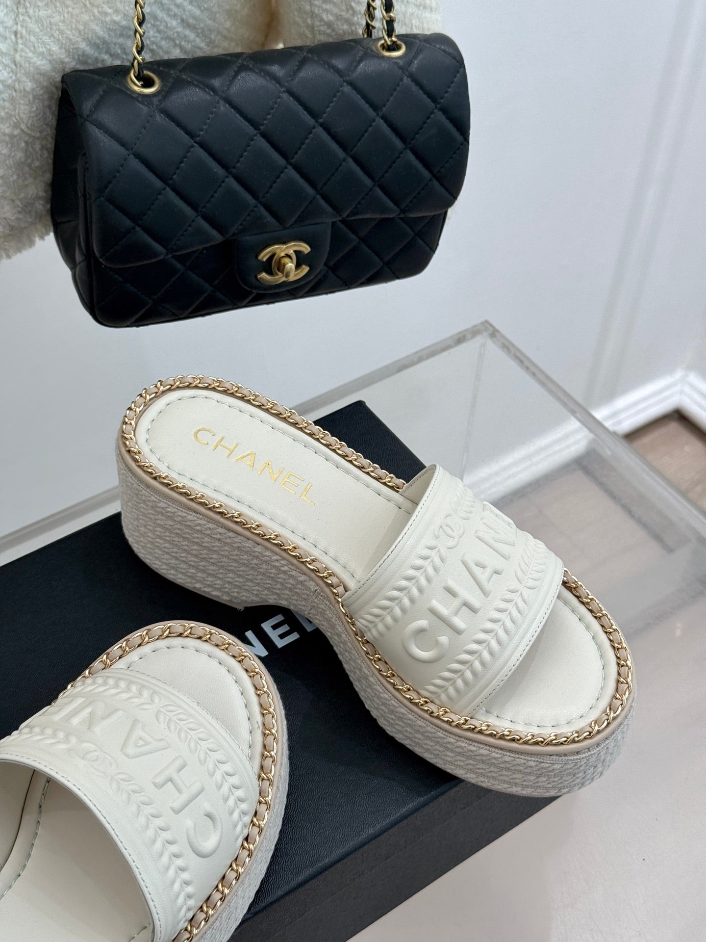 THICK SOLE WEDGE SLIPPERS IN WHITE CALFSKIN