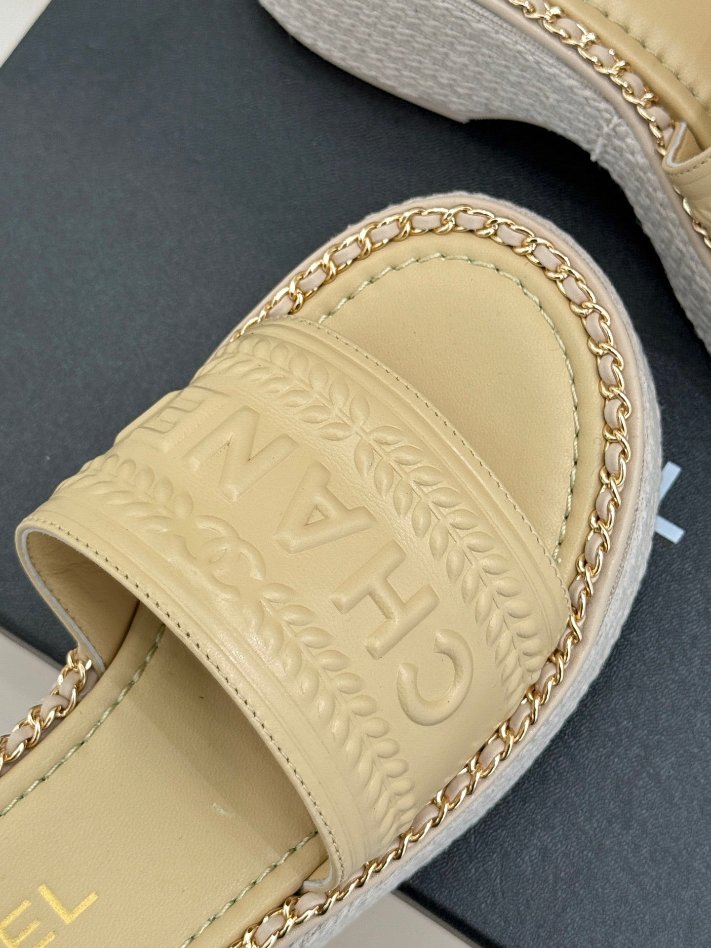 THICK SOLE WEDGE SLIPPERS IN BISQUE BEIGE CALFSKIN