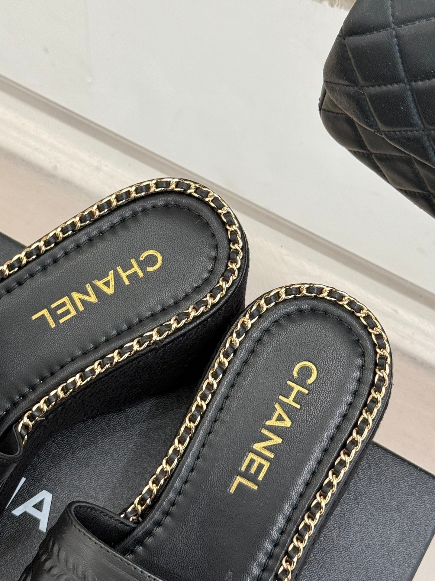 THICK SOLE WEDGE SLIPPERS IN BLACK CALFSKIN