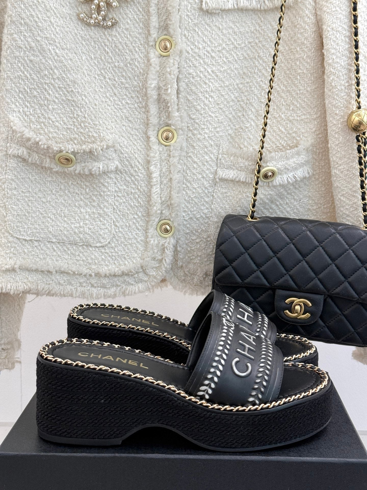 THICK SOLE WEDGE SLIPPERS IN BLACK MIX WHITE CALFSKIN