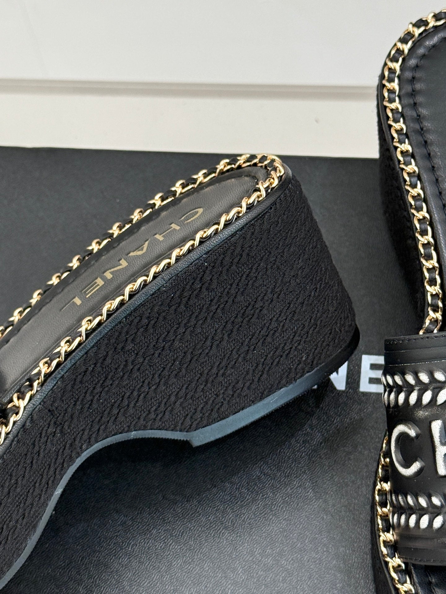 THICK SOLE WEDGE SLIPPERS IN BLACK MIX WHITE CALFSKIN