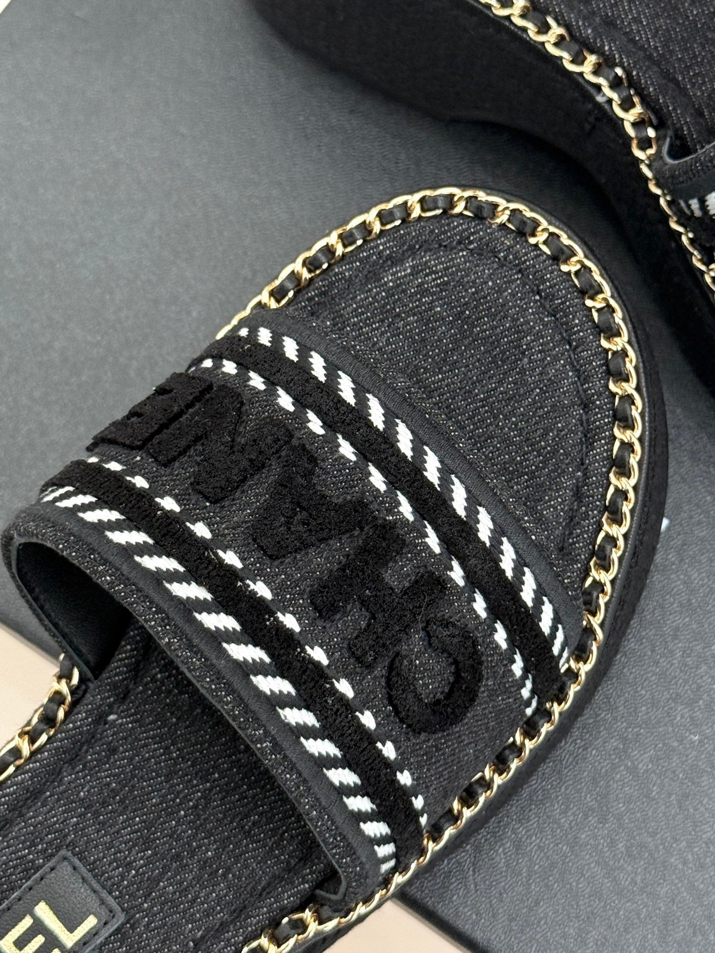 THICK SOLE WEDGE SLIPPERS IN BLACK DENIM FABRIC