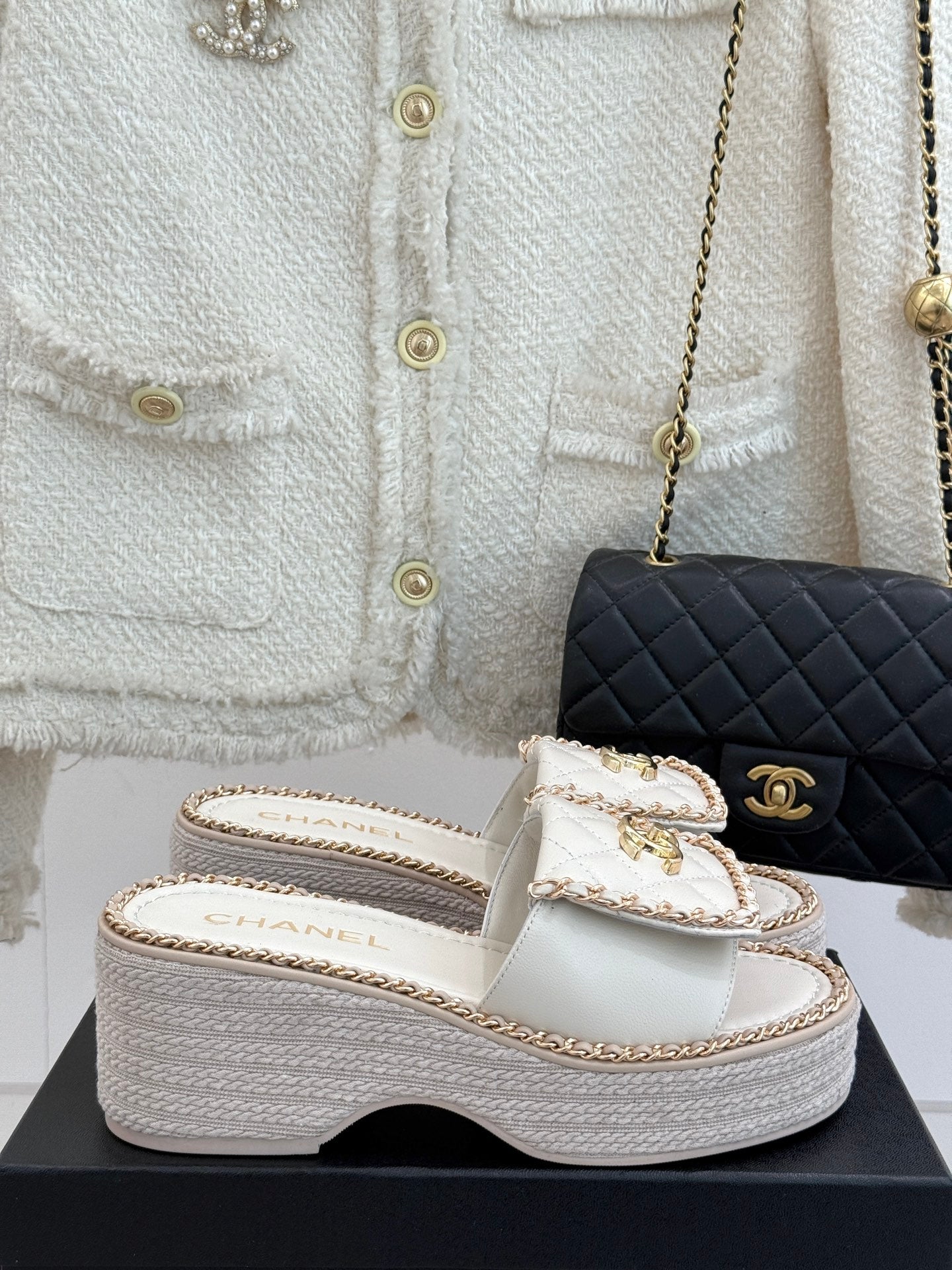 THICK-SOLED CHAIN HEART SLIPPER IN WHITE LAMBSKIN